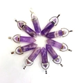 Macro detail van natuurlijke amethist hexagonale prisma hangers met zilveren bails - Amethist