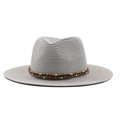 Λεπτομέρεια γκρι ψάθινου καπέλου fedora με boho χάντρες και λεπτή ύφανση για γυναίκες - 58cm / Γκρι