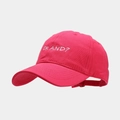 Dettaglio del ricamo bianco OK AND? sul cappellino da baseball in tela color magenta - M / Rosa Rosso