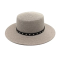Gros plan d'un chapeau de paille beige avec ruban noir orné de clous argentés - M (56-58cm) / Gris clair