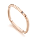 Minimalistische vierkante ring in roségoud met kleine diamant op een witte achtergrond - US 6 / Roségoud