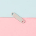 Conector rectangular de acero inoxidable pulido 5x22mm con dos agujeros para joyería DIY - Color Acero