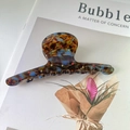 Pinza per capelli in acetato tartarugato marrone e blu con strass colorati su una rivista - Stile Appendiabiti - Blu Marrone