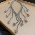 Collier à pampilles multicouches argentées avec des pendentifs sphériques évidés - Boule de fleurs à franges multicouches argentées (64# Collier)