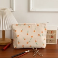 Detail van de corduroy make-uptas met bloemenprint en ritssluiting voor vrouwen - Oranje Bloemen