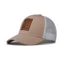 Detalle del parche de cuero con ciervo y malla trasera en gorra trucker caqui - Ajustable / Beige