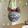 8cm zwarte vintage kerstbel met sneeuweffect, dennenappel en decoratieve rode bessen - 8CM Getextureerde Bel / Zilverijs