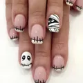 Dettaglio di unghie corte per Halloween con motivi dipinti di mummie e teschi horror - Stile Horror Viso Scheletro Mummia Tonalità Pelle (CW302)