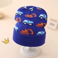 Detail van de marineblauwe gebreide babymuts met patronen van blauwe auto's en graafmachines - Eén Maat (3 Maanden-2 Jaar) / Blauw