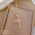Détail macro du pendentif croix dorée avec cœur rose et spécifications techniques - Style Croix Coeur Rose (B226)