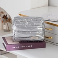 Detail einer silbernen gesteppten Kosmetiktasche mit Puff-Design und JIMEIZI-Label - 20.5*9*14.5cm / Silber