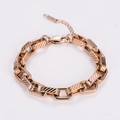 Primer plano de la pulsera de cadena gruesa de acero inoxidable rosa con textura diagonal - Oro rosa