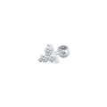 Détail macro du piercing d'oreille triangle en argent S925 avec trois oxydes de zirconium - Trio Zircon #12