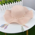 Cappello da sole in paglia rosa con bordi in pizzo ondulati e piume colorate - M (56-58 cm) con Corda Antivento / Rosa Chiaro