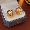 Orecchini a perno sferici dorati con trama diamantata in una scatola di velluto blu - 64# Perno in Argento Sterling 925 - Oro - Borchie Tagliate in Oro Vero 18K
