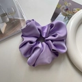 Elegante elastico scrunchie in raso lavanda con texture setosa per capelli - Viola