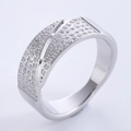 Anillo de banda ancha elegante con filas de circonitas brillantes en acabado oro blanco - US 6 / Color Acero