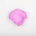Einzelnes künstliches Rosenblatt in Lavendel mit realistischer Textur für Hochzeiten - Helllila