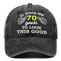 Primer plano detallado del bordado del 70 cumpleaños en una gorra de algodón negro lavado - Negro Lavado 70 Años