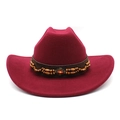 Détail du chapeau en laine rouge foncé avec ruban perlé et pierre orange sertie - Bordeaux