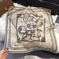 Elegante foulard in finta seta 70cm con stampa equestre su sfondo in peluche bianco - Cachi (W-469) / 70cm