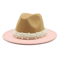 Detail von zweifarbigem Wollfilzhut mit khakifarbenem Kopf, rosa Krempe und Perlenband - M(56-58cm) / Camel und Rosa
