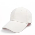 Detalle de costuras reforzadas en la visera de gorra de béisbol blanca en pana de estilo clásico - Ajustable / Blanco
