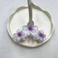 Molla per capelli a fiori di frangipane viola sfumato su vassoio bianco ondulato - Frangipane / 10cm / Bianco con centro viola