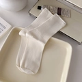 Klassische weiße Baumwollsocken mit gerippten Bündchen im minimalistischen Flachbild-Stil - Einheitsgröße / Creme