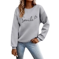 Felpa grigio chiaro a girocollo con stampa Smile e cuore su uno sfondo bianco pulito - Grigio chiaro