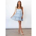 Détail de la mini robe fleurie bleue avec volants étagés et tissu léger de qualité - S / Bas / Bleu clair