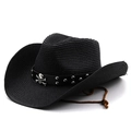Détail du chapeau de cowboy en paille noire avec emblème tête de mort et bande cloutée - M (56-58cm) / Noir