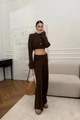 Set cardigan corto marrone cioccolato e pantaloni larghi con maglia a trecce su modella - S / Marrone Scuro