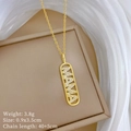 Detailweergave van MAMA-ketting, gewicht 3.8g en afmeting 0.9x3.5cm op een sieradendoos - Gouden MAMA Letter Holle Hanger (G340)