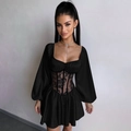Elegantes schwarzes Satin-Minikleid mit Spitzenbesatz und Puffärmeln an einem Modell - S / Schwarz