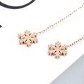 Boucles d'oreilles flocon en or rose avec des finitions dépolies et polies miroir élégantes - Or rose