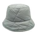 Vista detallada del gorro de pescador acolchado gris con costuras geométricas y nylon - M (56-58cm) / Gris