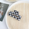 Eleganter Haarklammer mit schwarz-weißem Schachbrettmuster und Blumen auf Holztablett - 7.5cm / Schwarz-Weißes Schachbrett