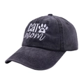 Détail de la broderie blanche CAT mom et patte de cœur sur la casquette grise délavée - Cat Mom / Gris Anthracite