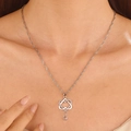 Collar de corazón entrelazado plateado con cristales rosas lucido en el cuello - Dobles Corazones Entrelazados (K 0673)