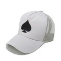 Detail der weißen Trucker-Kappe mit Spade-Stickerei und atmungsaktivem Mesh-Gewebe - M(56-58cm) / Grau