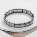Primer plano de eslabones modulares de acero inoxidable plateado con grabado - Color Acero