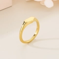 Primer plano de un anillo de corazón de oro pulido con acabado de espejo suave y brillo - US 6 / Dorado