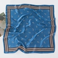 Blaues Seiden-Halstuch mit schwarz-weiß gestreiftem Rand und weißem Halbmond-Muster - 70x70cm / Dunstblau