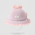 Detaillierte Textur von Baby-Cordhut mit gepunkteter Schleife und rosa Rüschenrand - 50cm / Hellviolett
