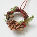 Ghirlanda di Natale fatta a mano con pigne, ghiande e bacche rosse con cordino - Piccola Ghirlanda di Bacche Rosse (Foglia Chiara) 8cm