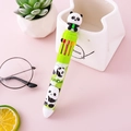 Simpatica penna a sfera panda a 10 colori con fusto verde e topper panda su sfondo rosa - Panda con Bambù