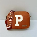Borsa a tracolla arancione in pelle Saffiano con tracolla larga e patch lettera P - Marrone Scuro