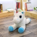 Weißes Einhorn-Stofftier mit blauen Hufen und Regenbogenhorn auf hellem Holzboden - 40cm (0.18kg) / Blau