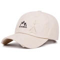 Broderie détaillée du logo THE HOBOO sur une casquette de baseball beige effet usé - Réglable / Blanc Cassé